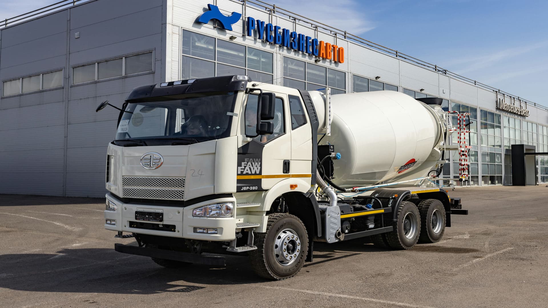 АБС 8 м³ на шасси FAW J6P-380 — вид спереди-сбоку